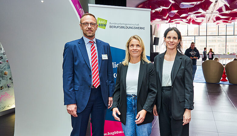 Tobias Schmidt, Vorsitzender der BAG BBW, VdK-Präsidentin Verena Bentele und Tanja Ergin, Geschäftsführerin der BAG BBW (von links)