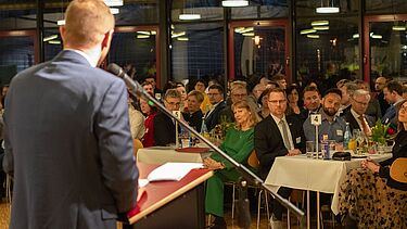 Tobias Schmidt, Hauptgeschäftsführer der BBW-Leipzig-Gruppe und Vorsitzender der BAG BBW, bei seiner Rede vor 210 Gästen
