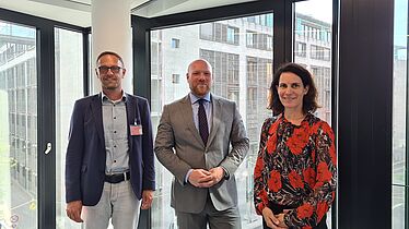 Der Vorstandsvorsitzende der BAG BBW, Tobias Schmidt, und Tanja Ergin, Geschäftsführerin der BAG BBW, und SPD-Bundestagsabgeordneter Jens Peick (von links)